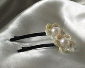 2 bobby pins with knitted flowers for the bride or the bridesmaids