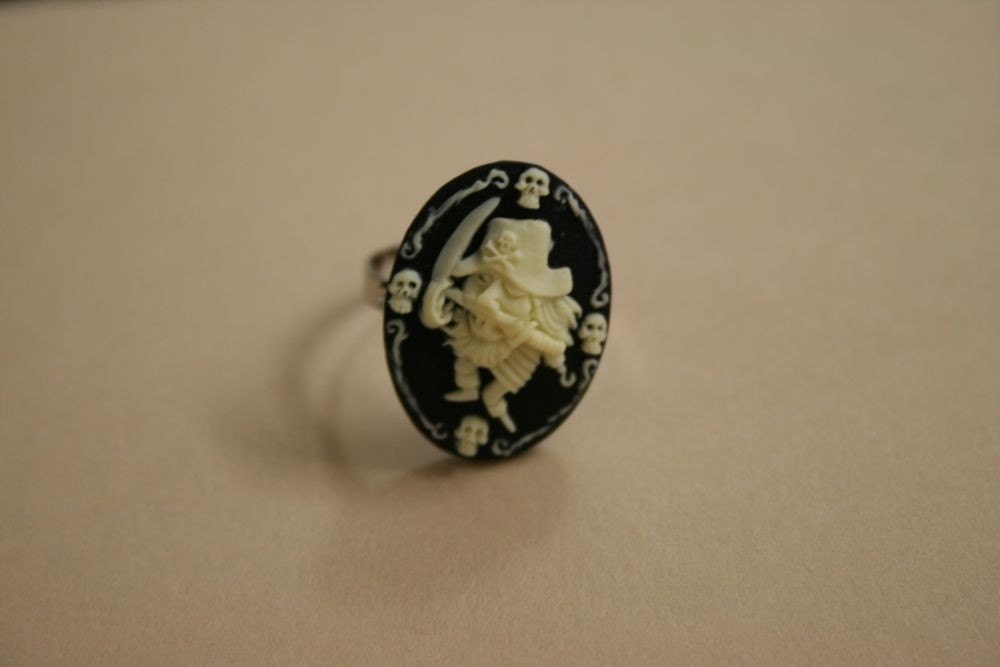 MEDIUM BLACK PIRATE PEG LEG CAMEO RING