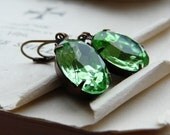 Fading in the grass -Earrings- Vintage peridot green glass jewels