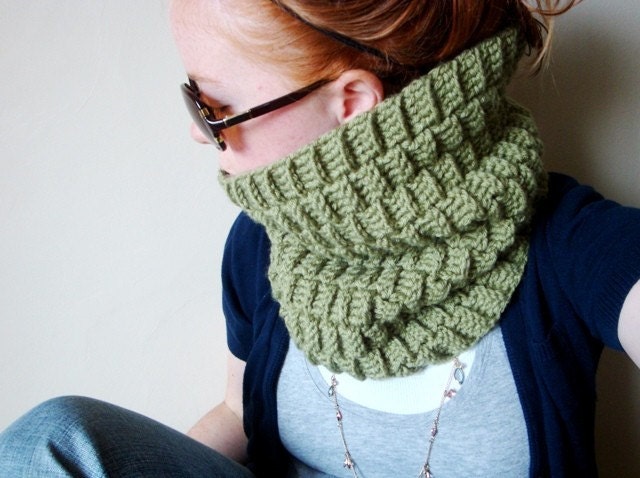 basketweave crochet cowl in DUSTY GREEN (vegan friendly)