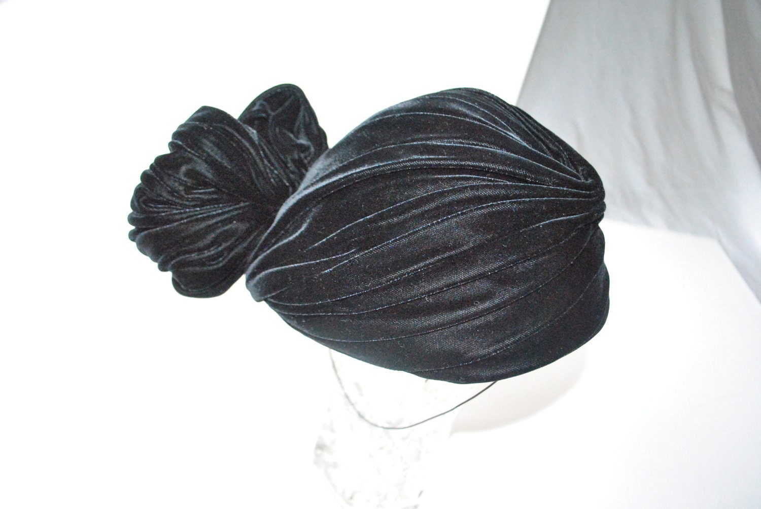 Resreved for Anna. Luxurious vintage 80s black velvet turban hat with large bow.Made by Oscar de la Renta.