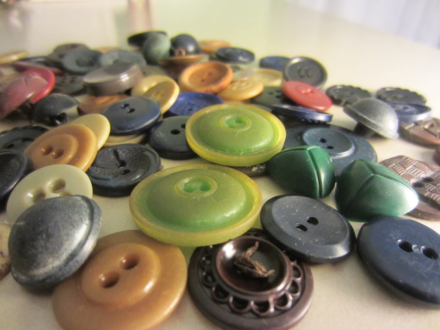 Vintage Buttons - Lot of 75 Rich Color mix, mostly celluloids (214)