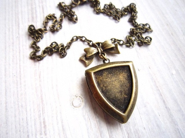 Lucie Preppy School Badge Locket with Bow in Brass