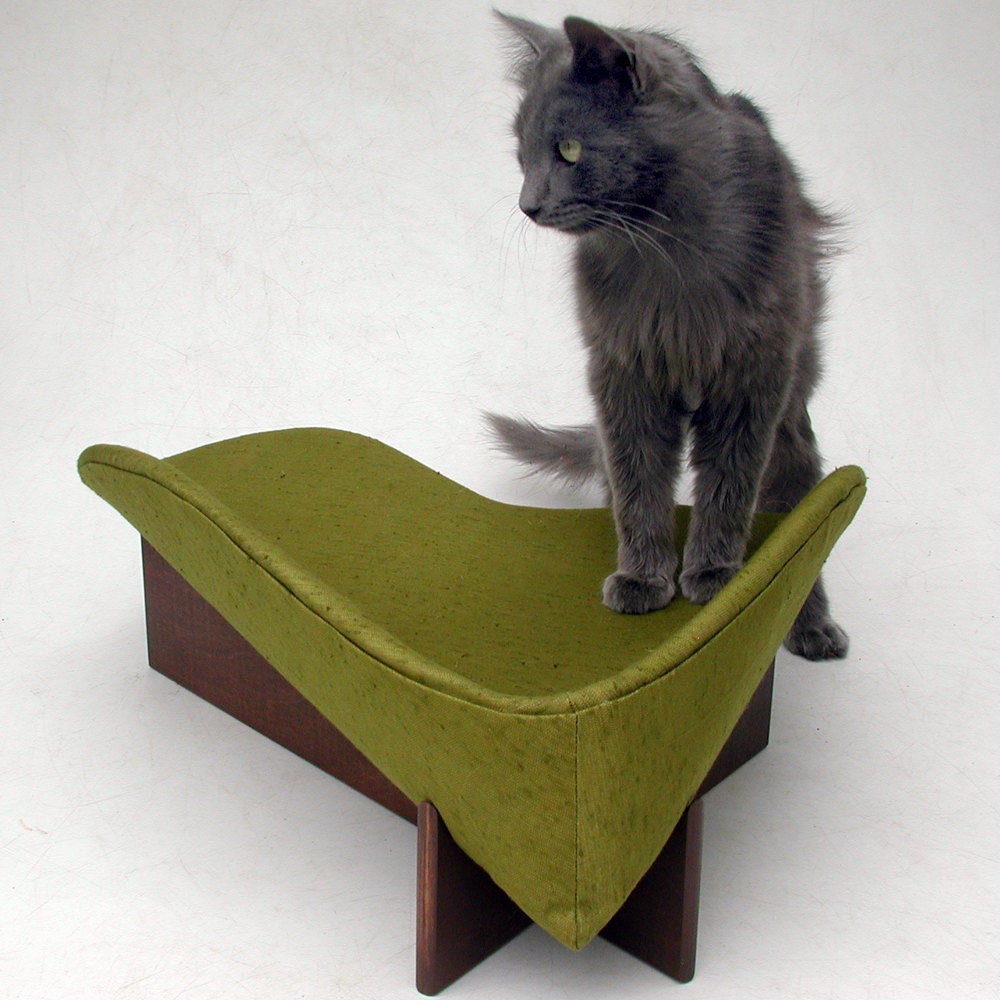 Retro Mod Pet Bed in Nubby Avocado