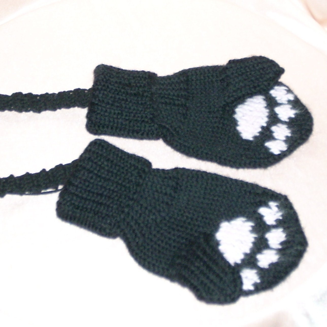 Black  KITTY cashmere   mittens with string