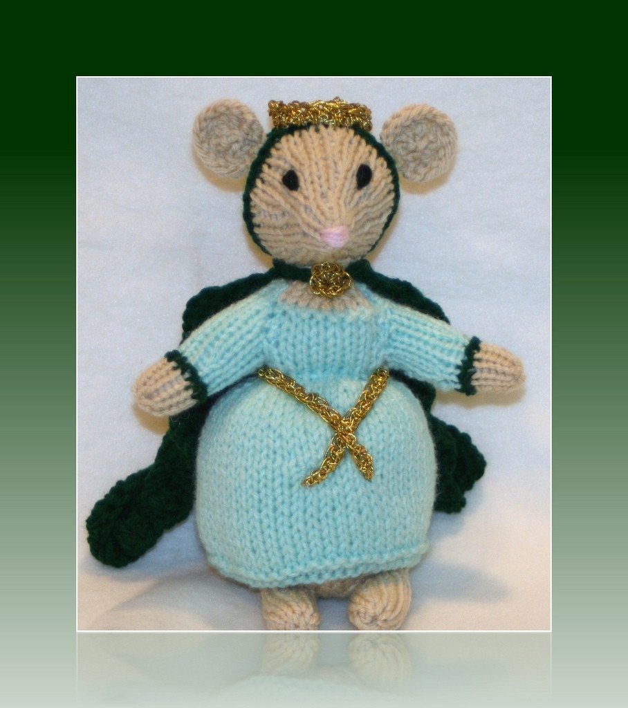 Queen Mouse, Royal Mouse Doll, Queen Mother, Hand Knit Toy, Knit Mouse, Fantasy Play, Ready to Ship