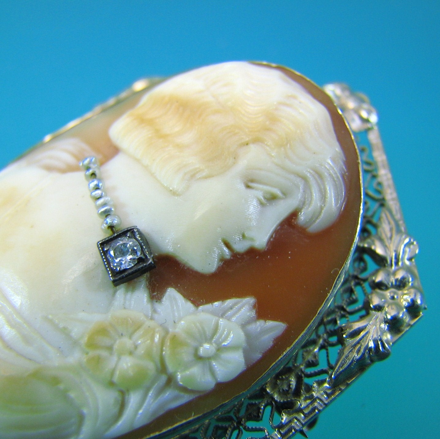 Art Deco Gold Filigree Cameo Habille of a Flapper