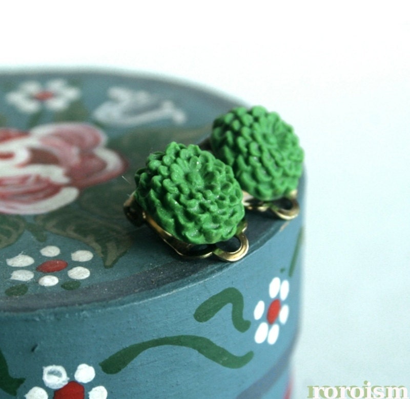 Lovely Green Dahlia - CLIP ON cabochon earrings, grass green, polymer clay, resin flower, chrysanthemum