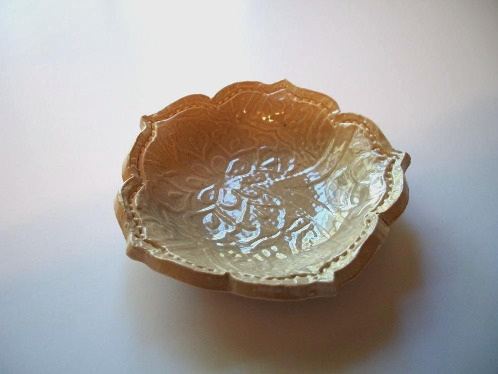 Beige Vintage 3 inch Lotus Bowl