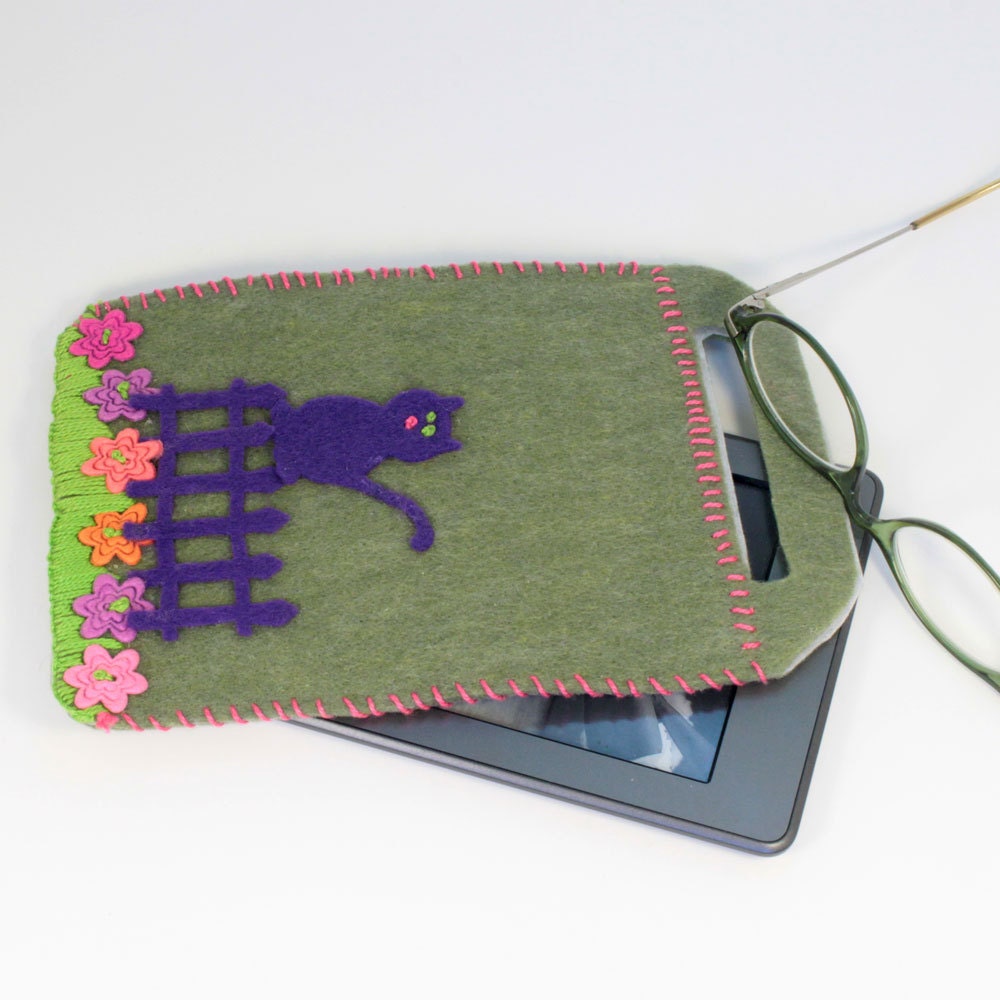 e-reader cover/ carrier, cat in the garden