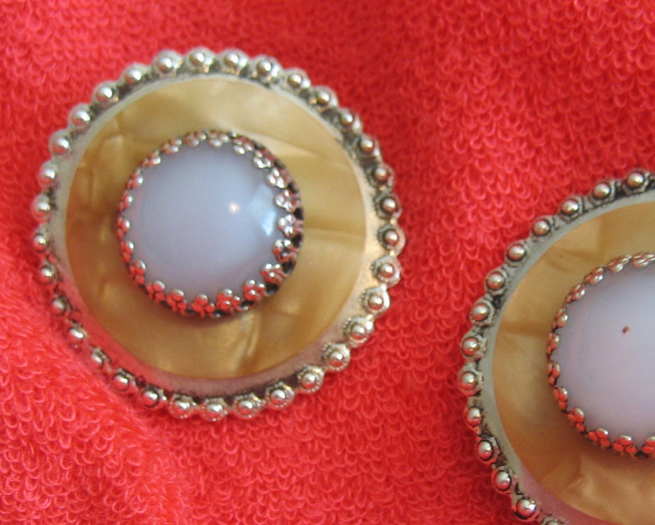 White Glass Clip Earrings Gold Round Circle Vintage Goldtone Shipping Included