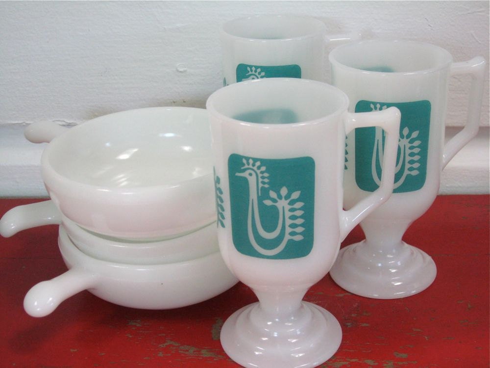 Vintage Set of three milkglass bowls with three Rooster Mugs
