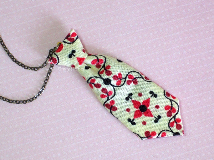 Unisex Mini Tie Cream Blossom Necklace