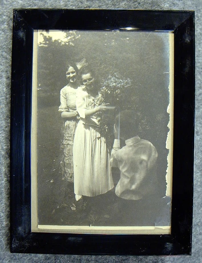 VINTAGE PHOTO 1920'S BLACK WHITE LADIES IN GARDEN