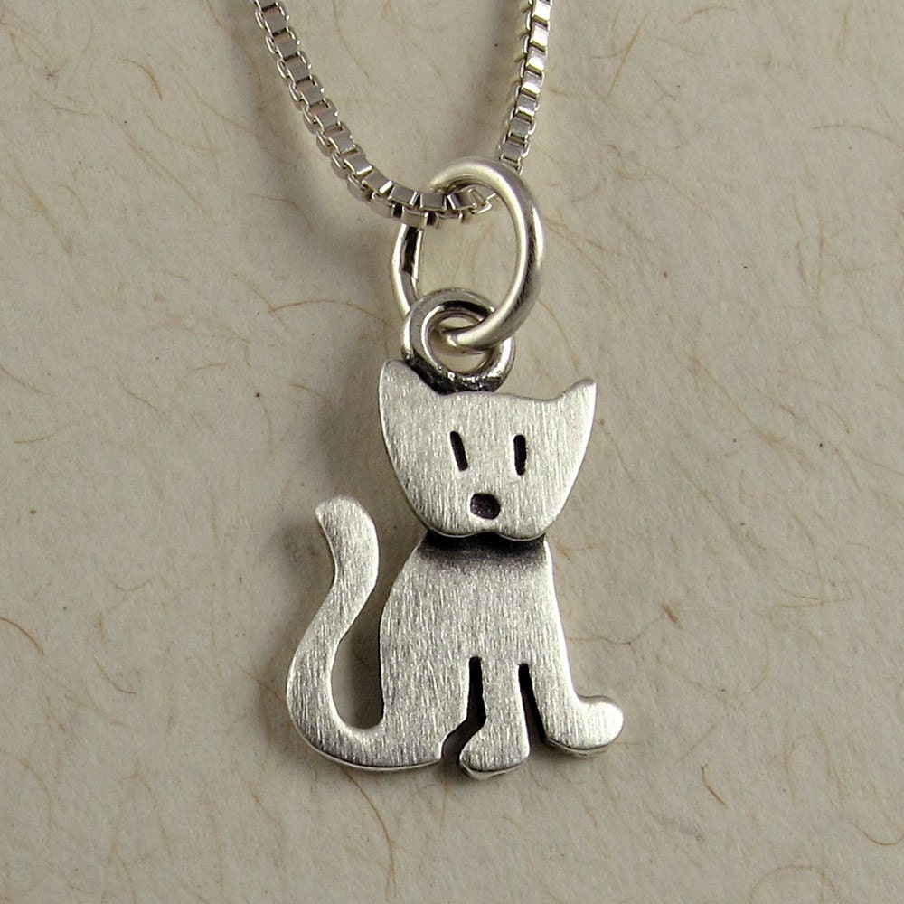 Sitting kitten necklace