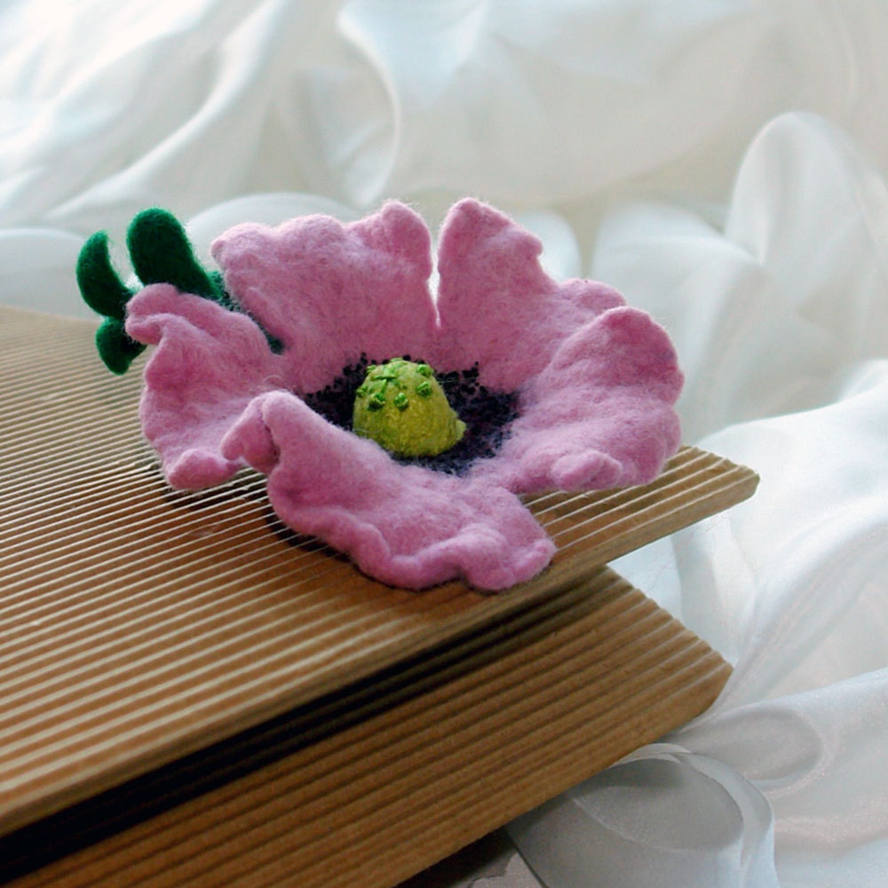 Felted  Poppy Flower brooch - Wild poppy sing - Felt  purple poppy with green leaf pin lilac poppy