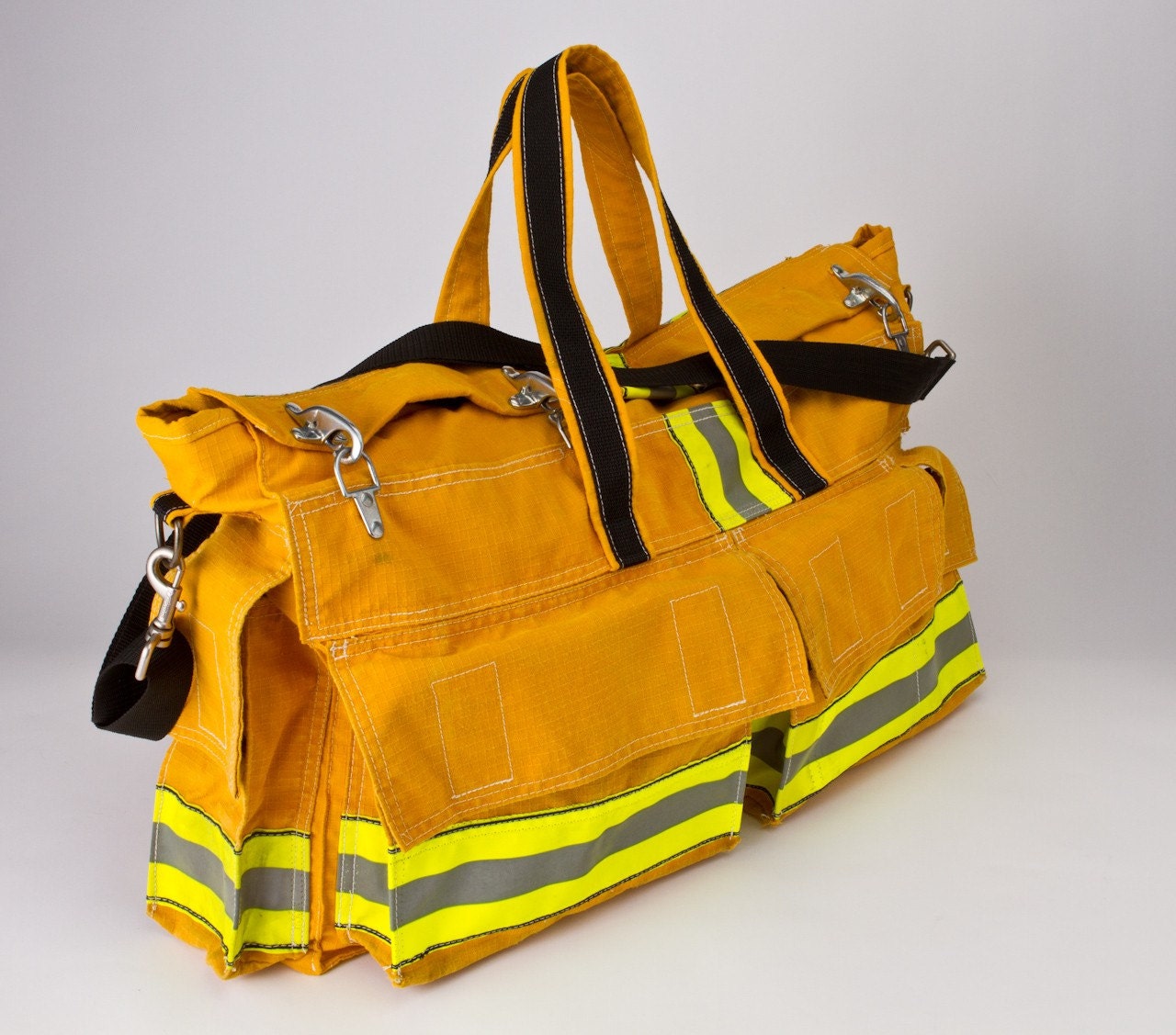 VALOR Overnight Bag by CLEVERSCENE