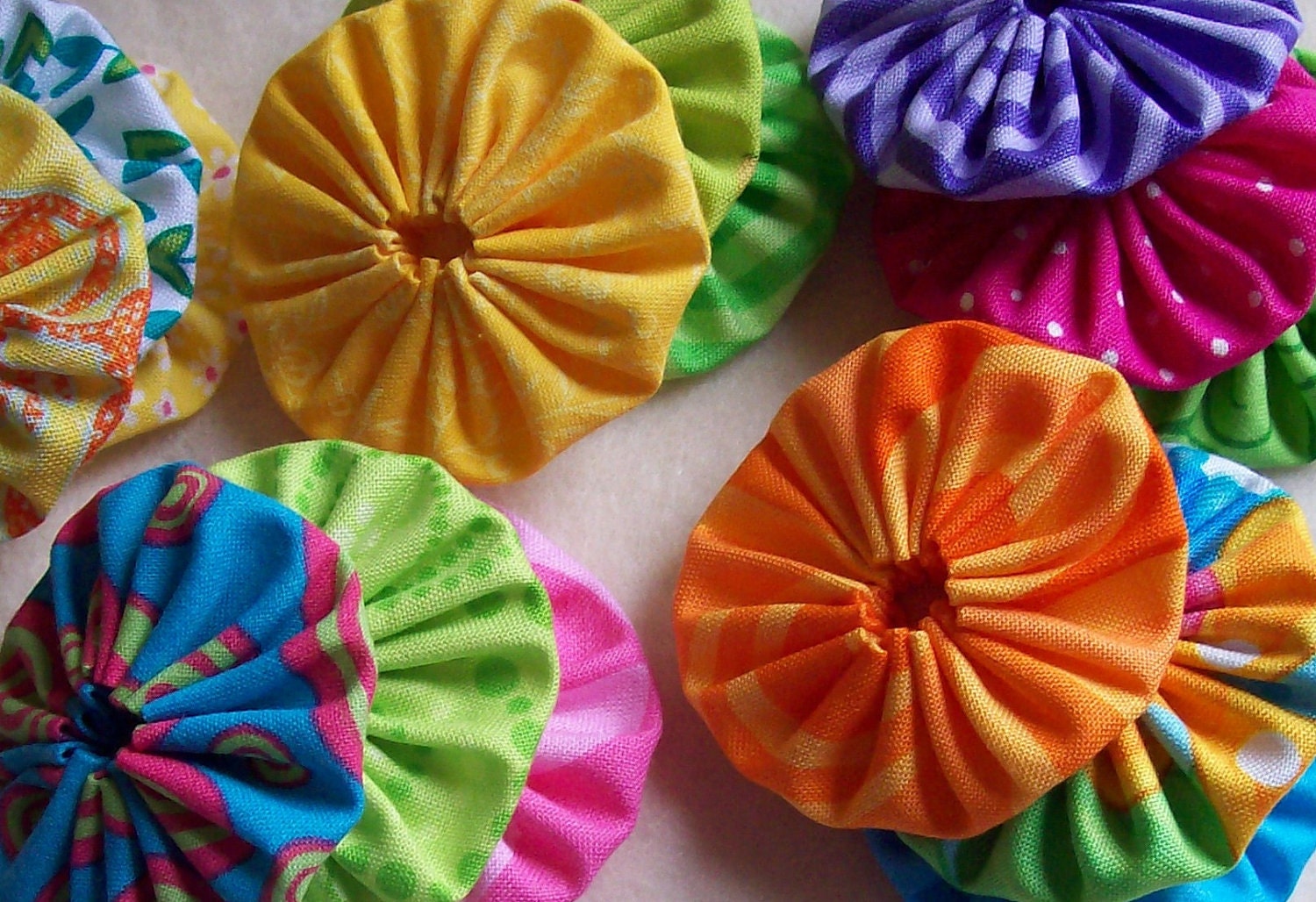 Fabric Yoyo's Bright Handmade 2 inch Yo Yo ViViD Spring Sunshine Rainbow Variety Colorful QuiLT BLocK trim 15 yo yo pieces
