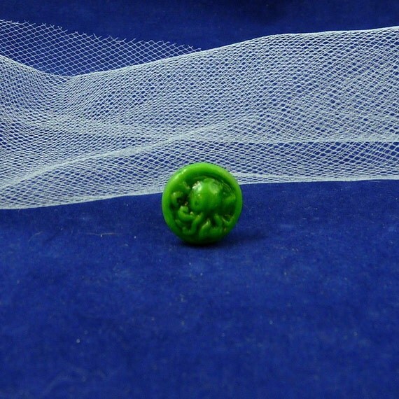 Bright Green Cthulhu Cameo Pin - Polymer Clay Lovecraft Jewelry