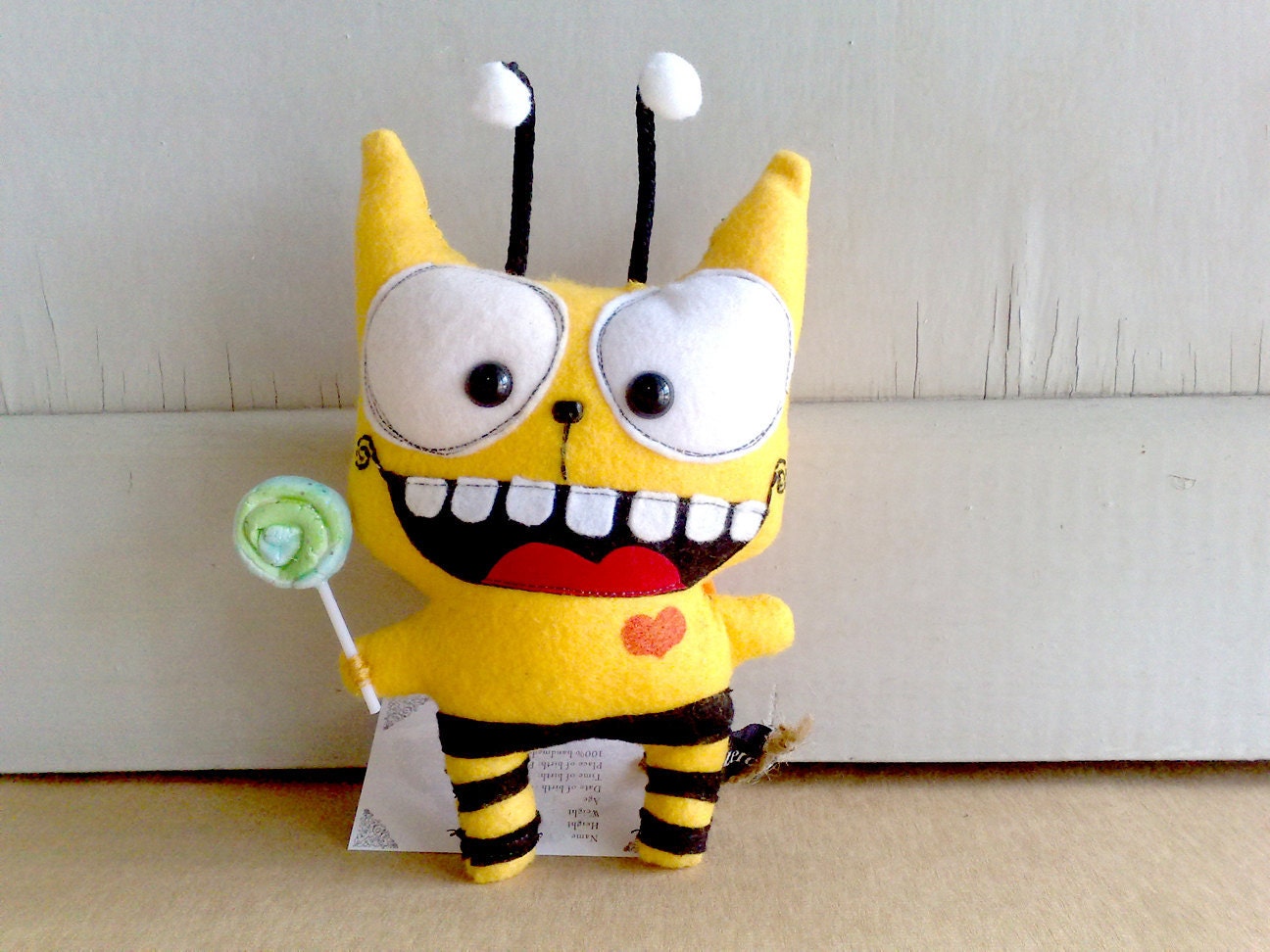 Bumble bee cat -Benzzy