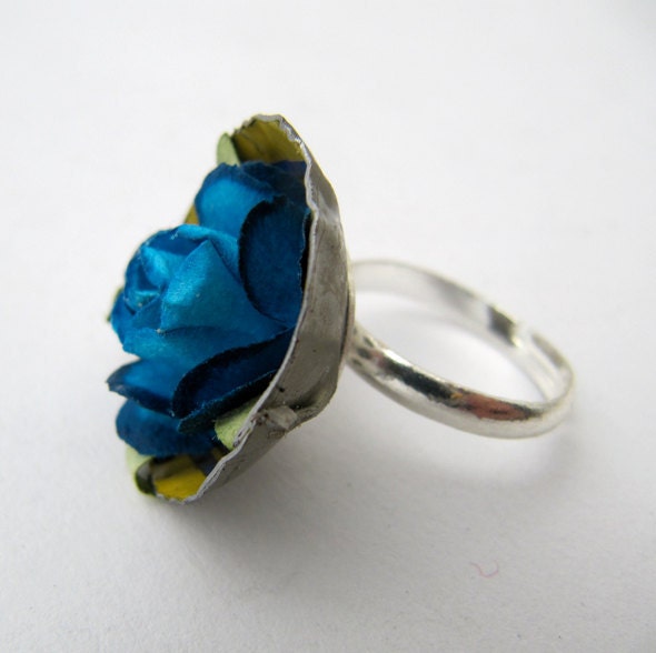 Adjustable ecologic bottlecap ring with blue flower - JustineJustine