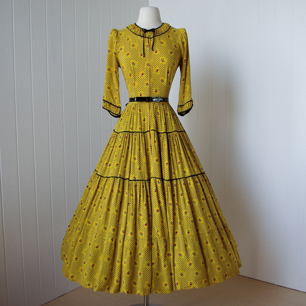 vintage 1940's dress   ...designer MARIAN HOTCHKISS HOLLYWOOD rayon novelty print floral pin-up bombshell full circle skirt dress