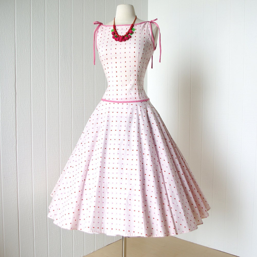 vintage 1950's dress ...fabulous red and pink STRAWBERRY novelty print cotton full circle skirt pin-up sun party dress