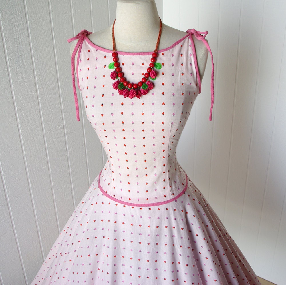 vintage 1950's dress ...fabulous red and pink STRAWBERRY novelty print cotton full circle skirt pin-up sun party dress