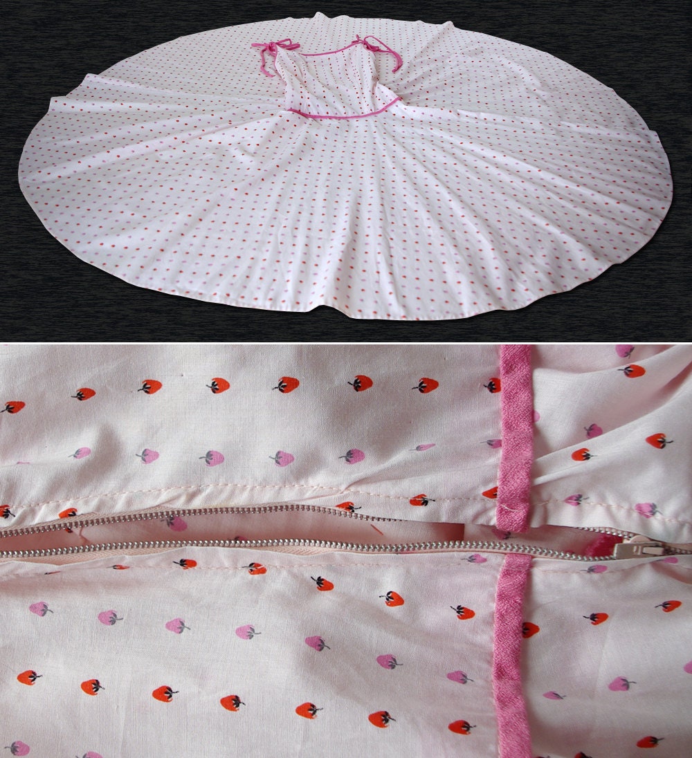 vintage 1950's dress ...fabulous red and pink STRAWBERRY novelty print cotton full circle skirt pin-up sun party dress