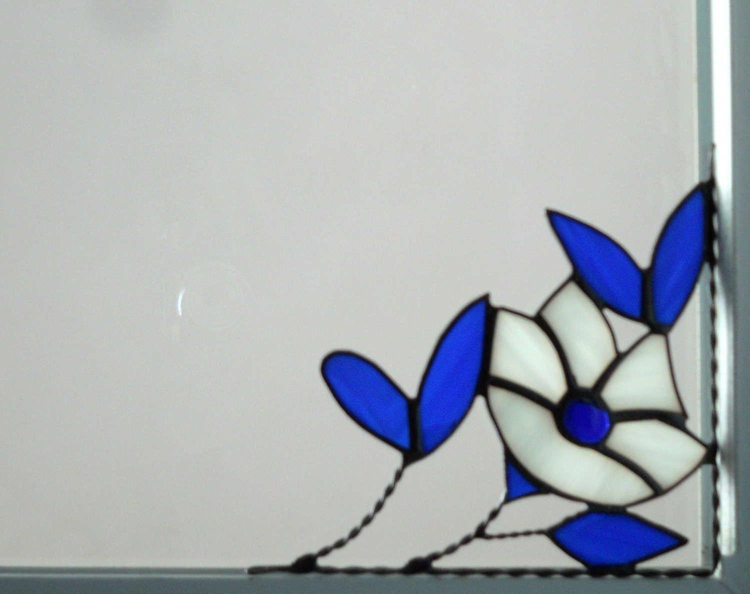 small 5 petal flower / stained glass window corner/ dk blue and white/ bottom right