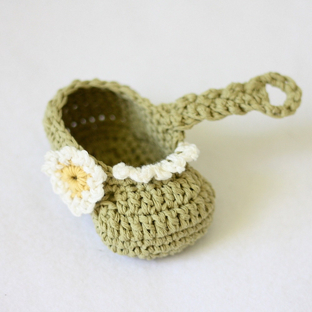 Instant download - Crochet PATTERN (pdf file) - Daisy Braided Strap Booties (0-6,6-12 months)