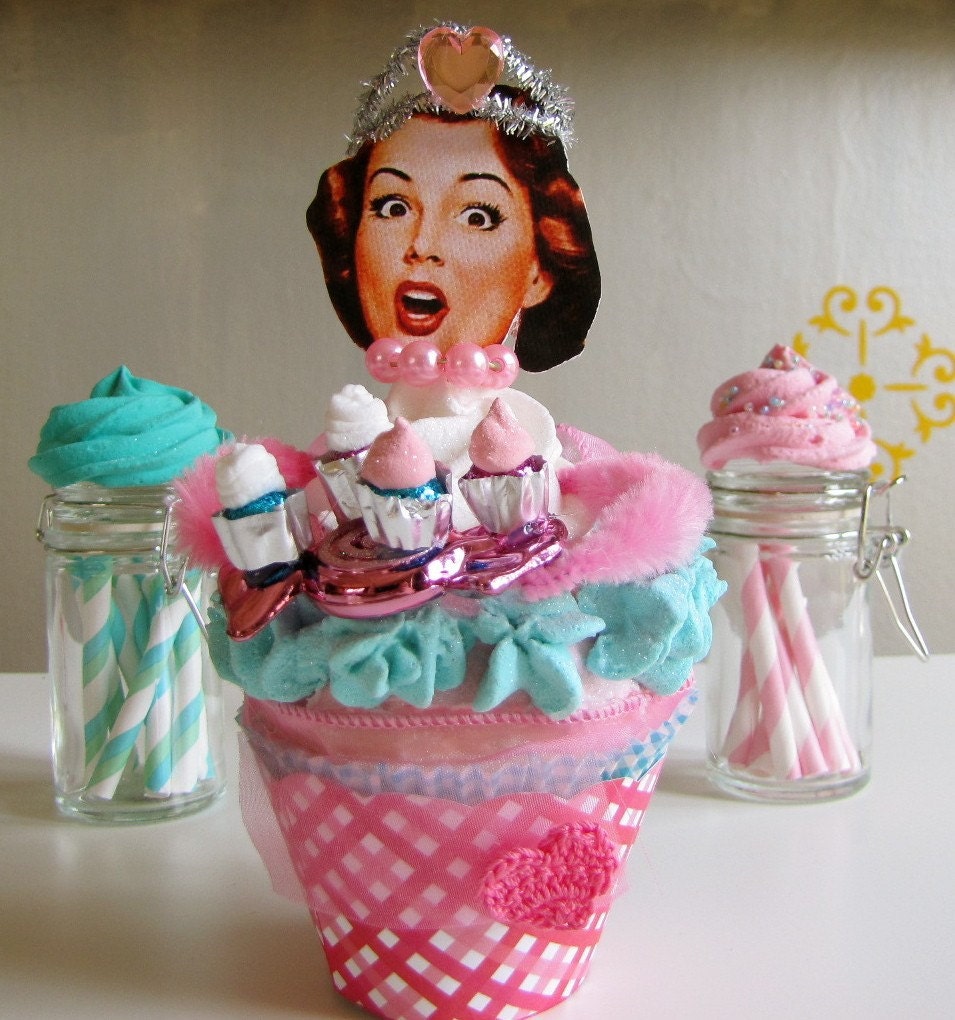 Fake Cupcake Retro Insp Cupcake Queen Collection Betsy Limited Ed Good Luck Cupcake Charm for all Cupcake Bakers Original 12 Legs Concept