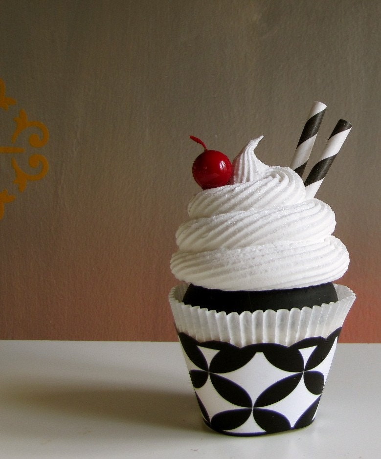 Fake Cupcake 12 Legs Original Black/White Tres Chic Cupcake Collection Tres Chic Black White Sundae Large Standard Size