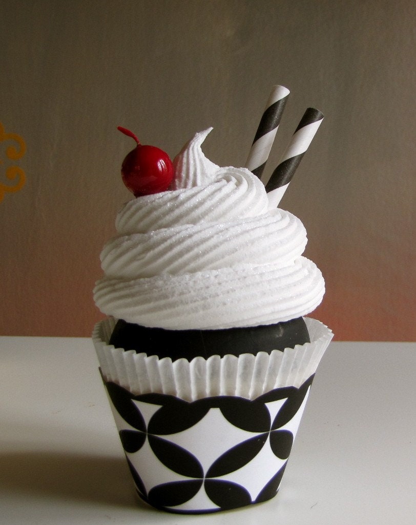 Fake Cupcake 12 Legs Original Black/White Tres Chic Cupcake Collection Tres Chic Black White Sundae Large Standard Size