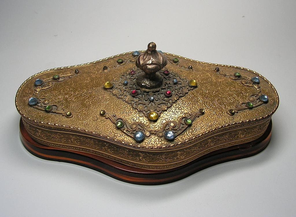 Antique Apollo Studios Jeweled Brass Lid Cambridge Glass Cosmetic Compact