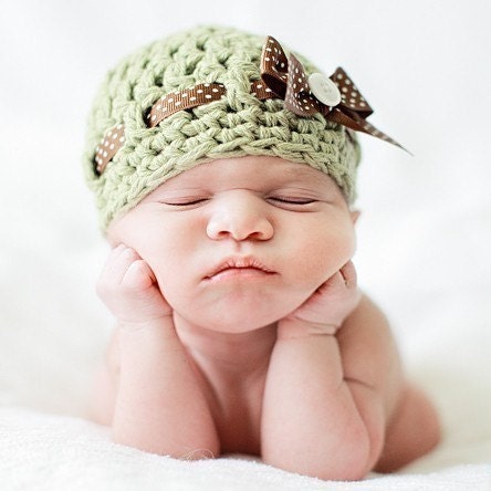 Baby Girl Hat - Baby Bow Hat - Newborn Photo Prop - Newborn or 0 to 3 months - Miss Munchkin