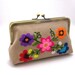 Colorinches clutch - hand embroidering