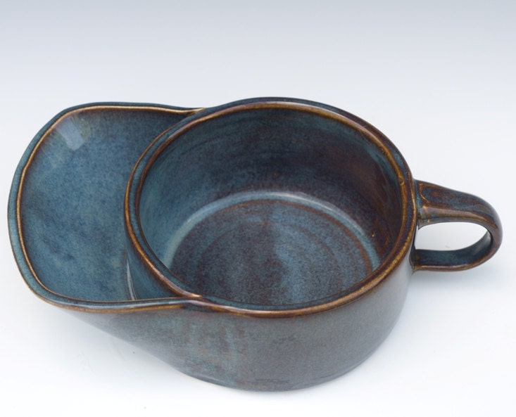 Soup bowl with cracker pocket