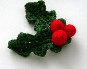 Holly berry brooch decoration felted crochet green leaves red berries wool Christmas gift eco decor winter wreath Weddings favor mistletoe