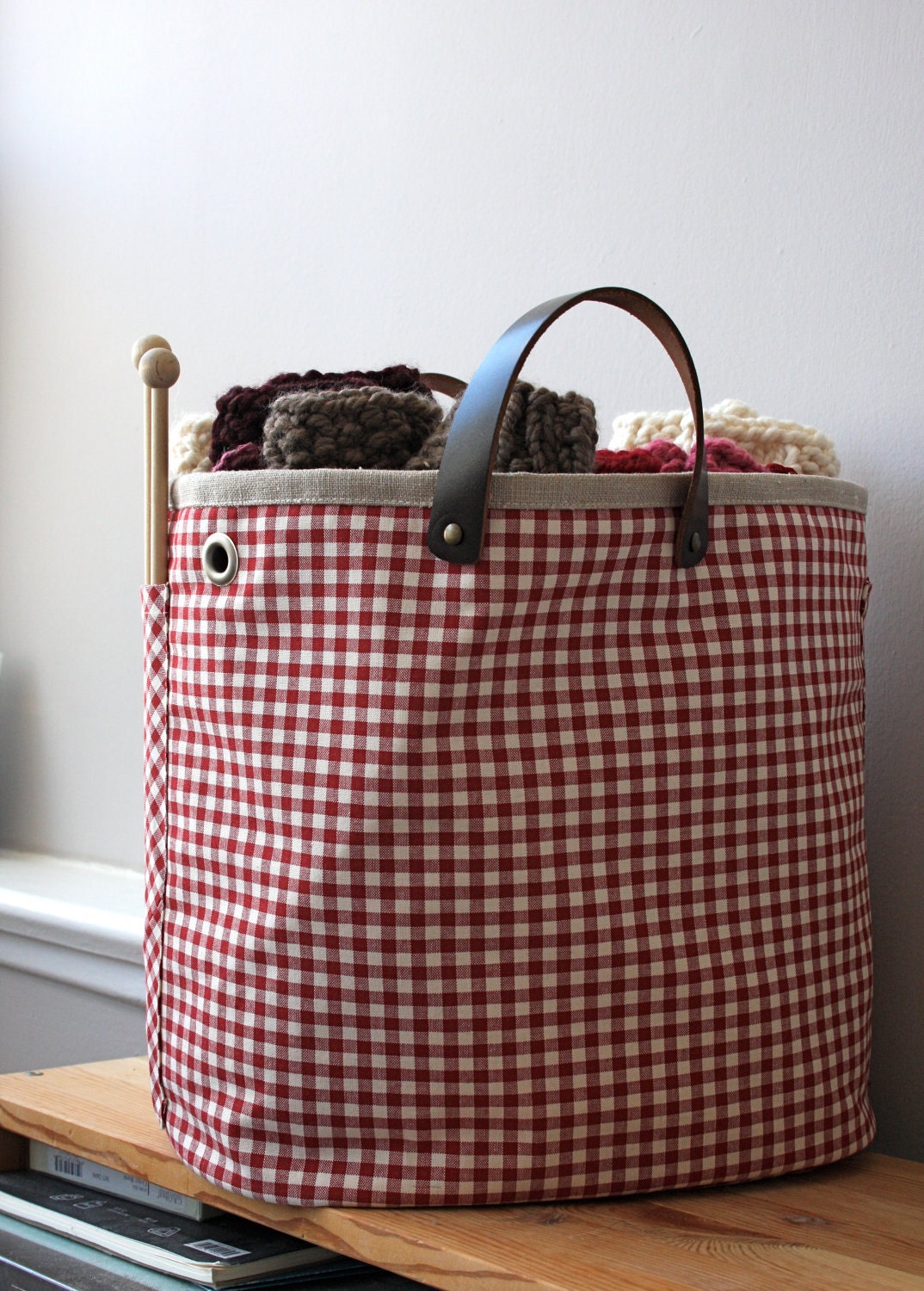 Knitting barrel, red gingham
