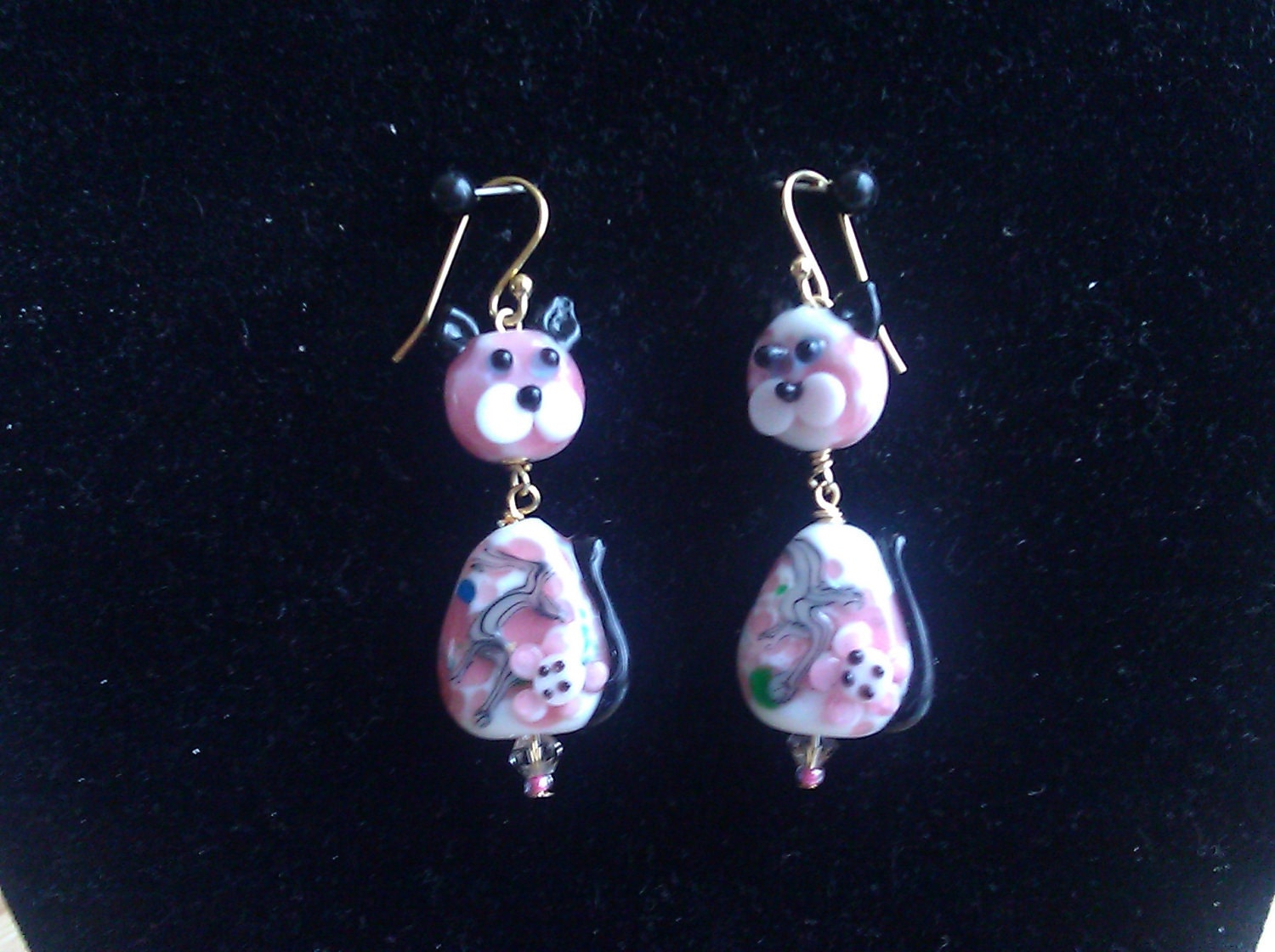Hand blown glass dangle cat earrings in pink.