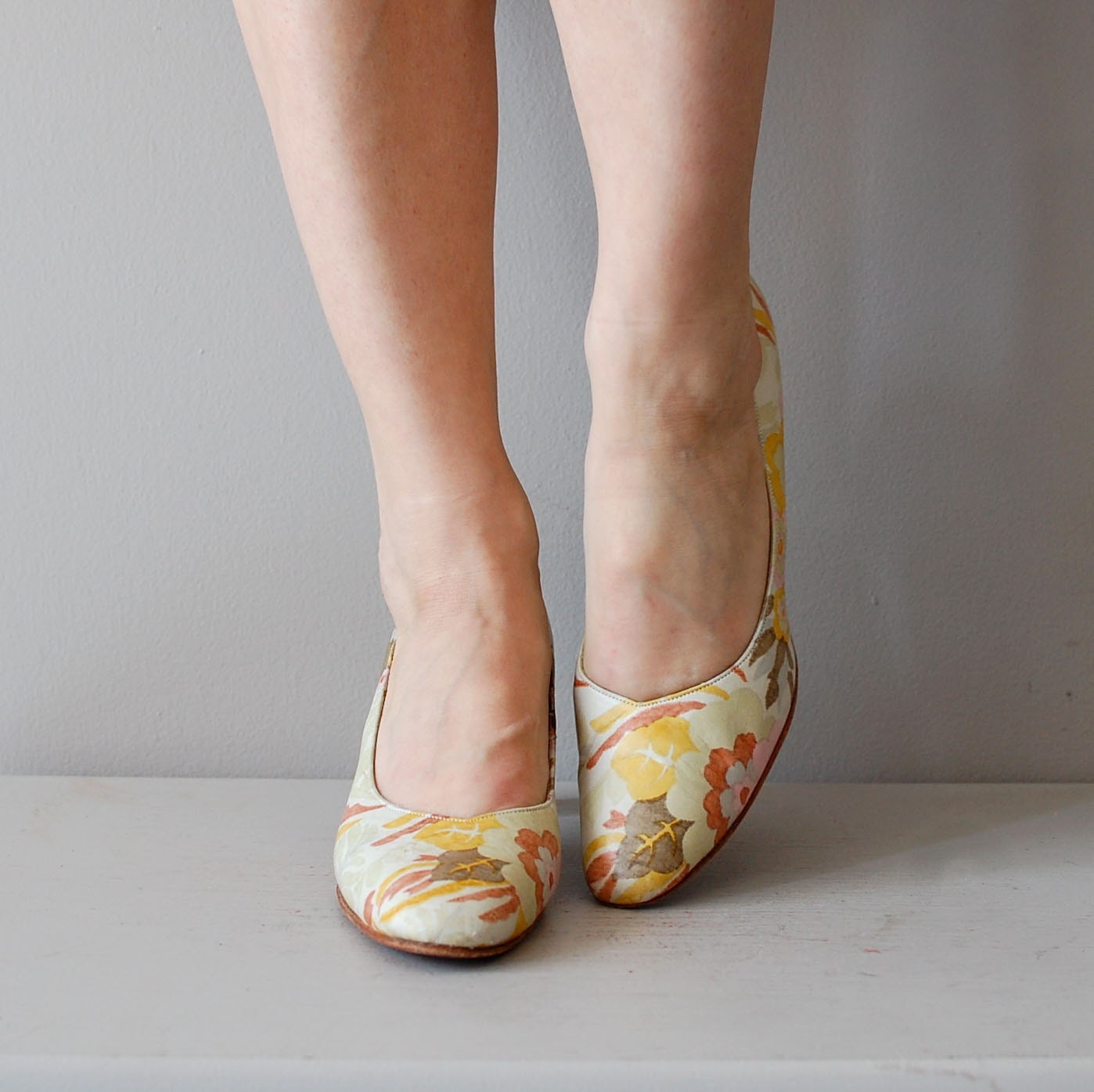 1960s shoes / floral shoes / 60s floral heels