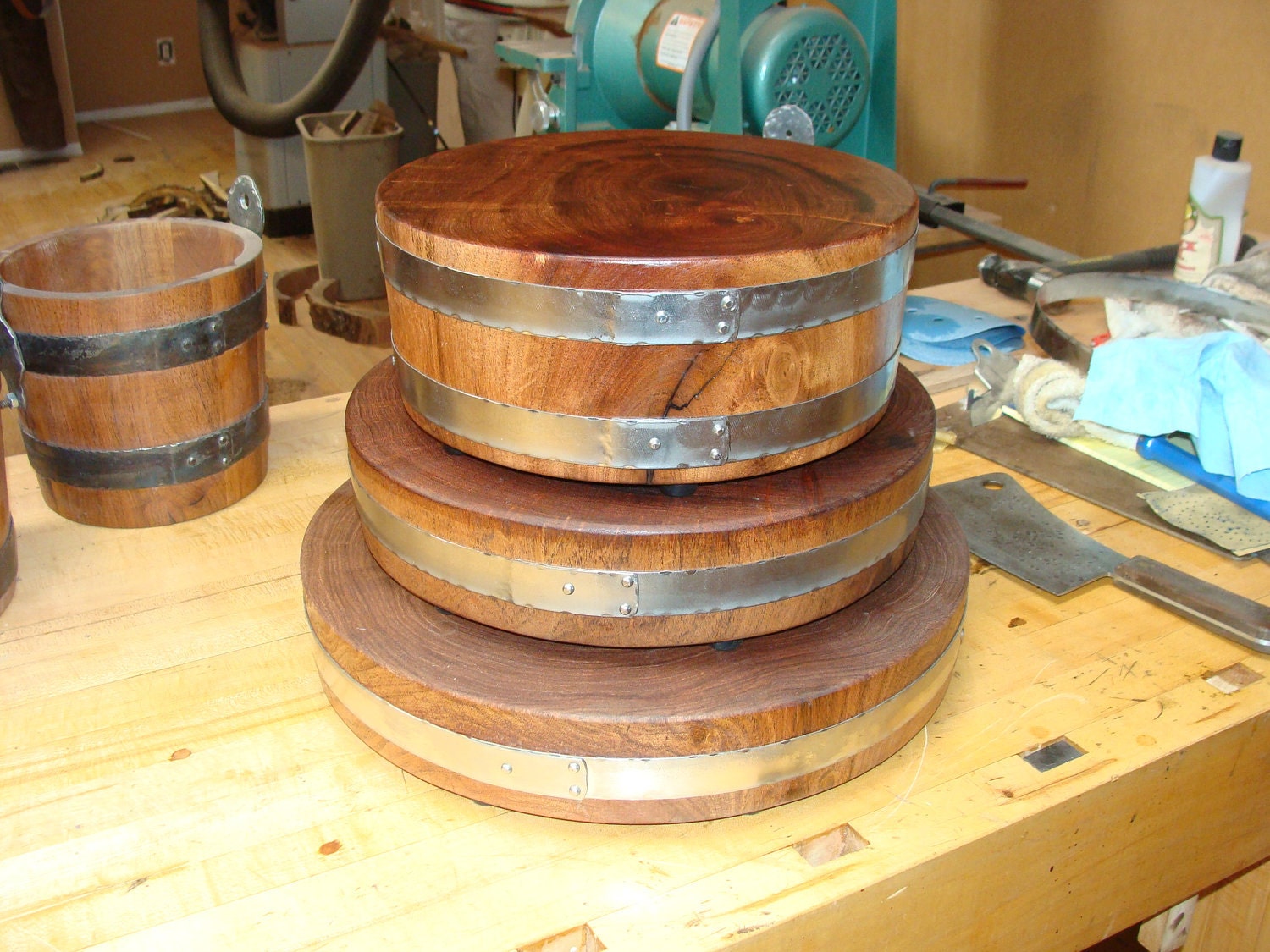 Mesquite Cutting Board Round with Forged Hoop