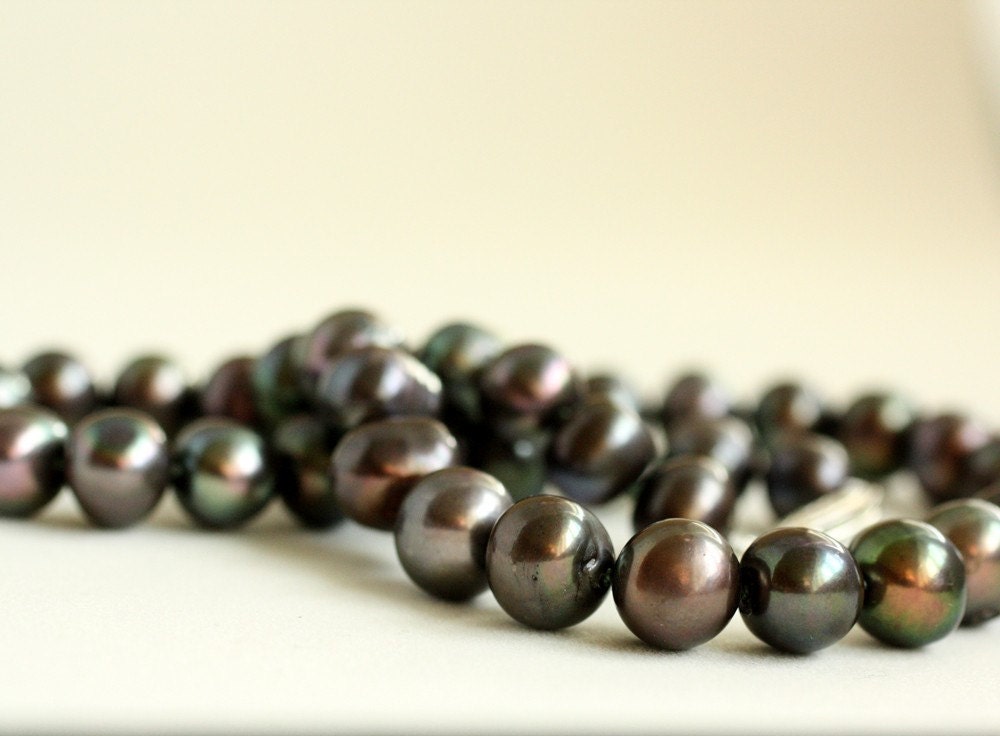 Black knotted freshwater pearls with Tahitian overtones