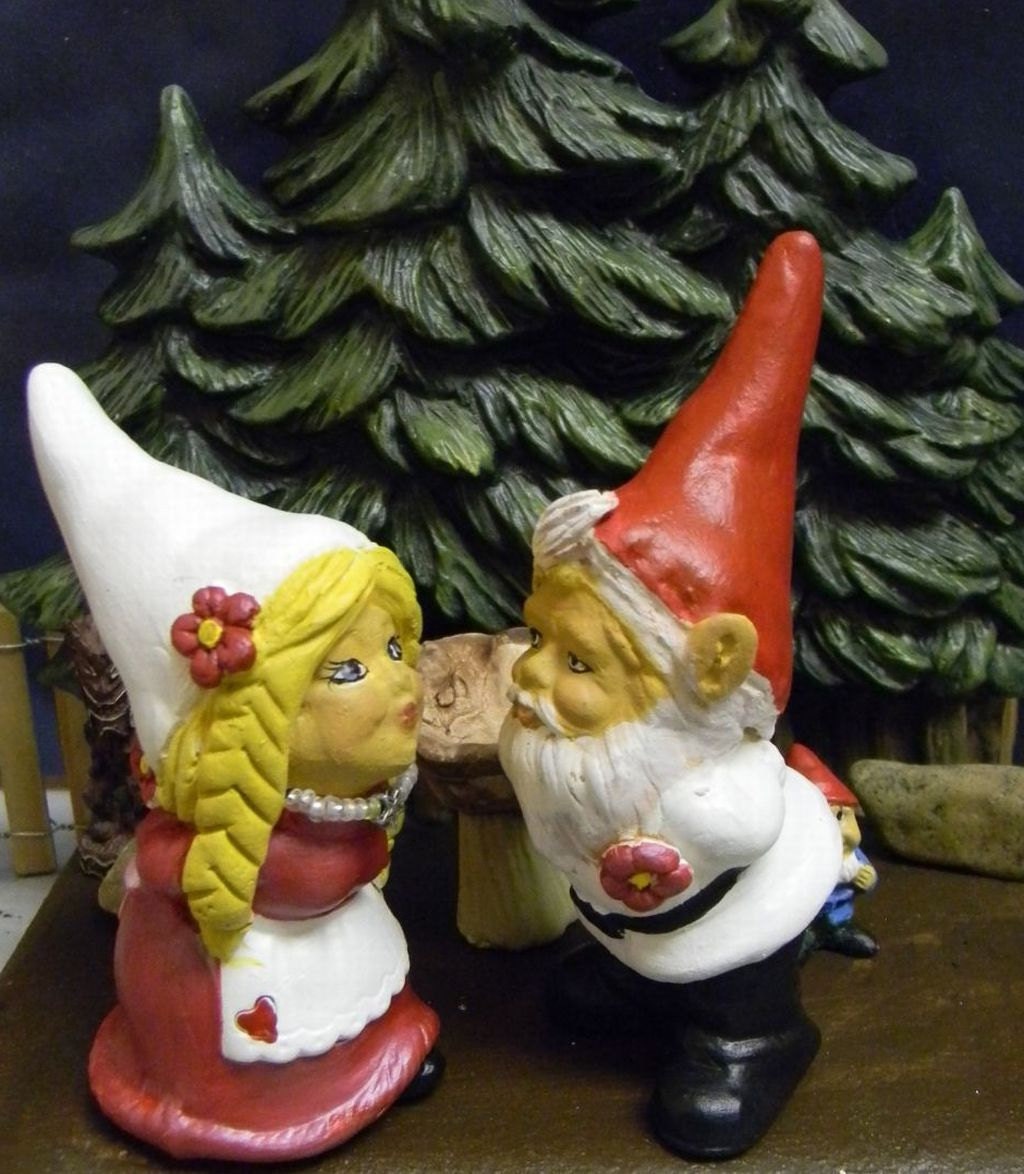 Gnome Kissing