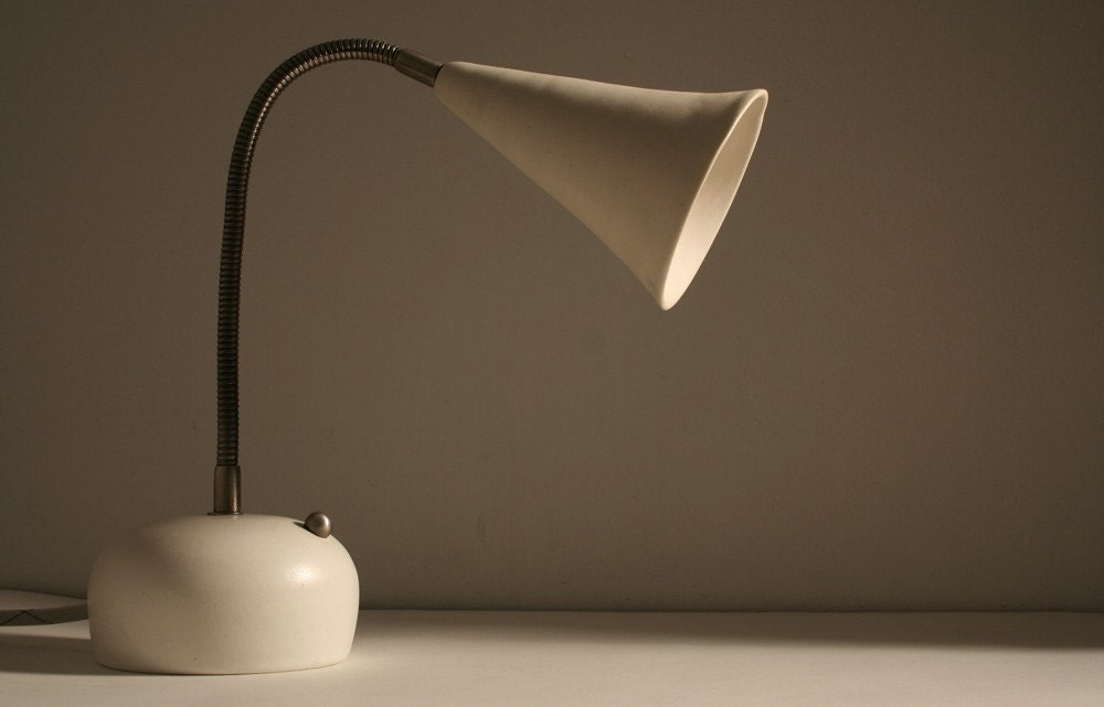 Desk Lamp with a Touch Dimmer: Gramophone