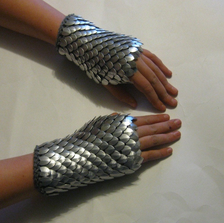 Scalemail Gauntlets Knight in Shining Armor knitted Dragonhide size small