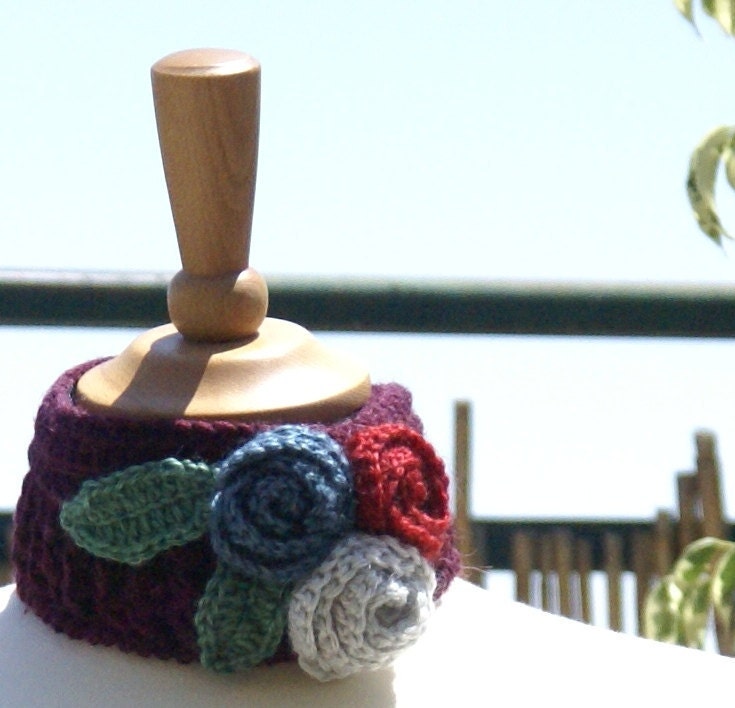 Crocheted bordo neckwarmer with bouquet of roses with leaves