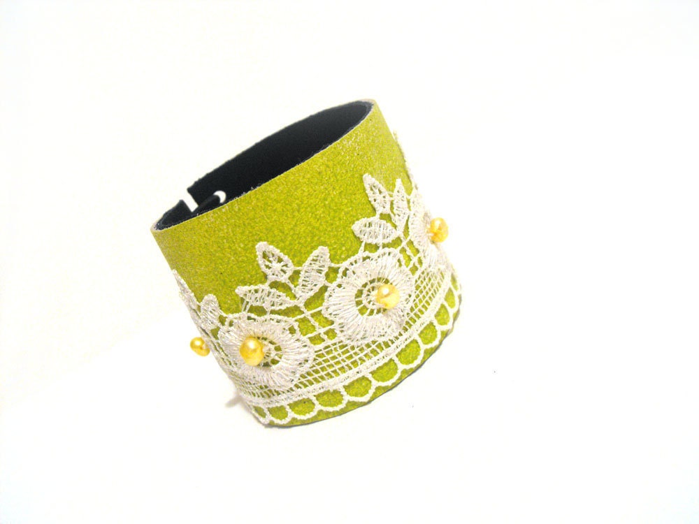 Leather bracelet with lace and pearls - julishland