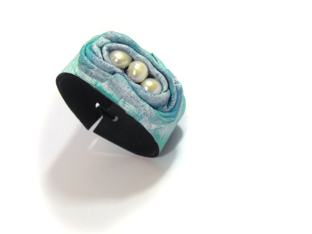 Pearls leather bracelet in turquoise and blue color